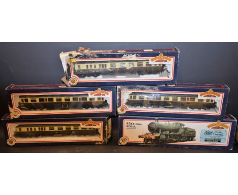 Trains OO Gauge - Bachmann 93xx class 2-6-0 mogul locomotive and tender, Rn 7332; passenger carriages; all boxed (5)