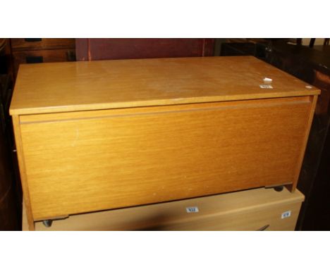 Light oak blanket chest, 92 x 40cm 