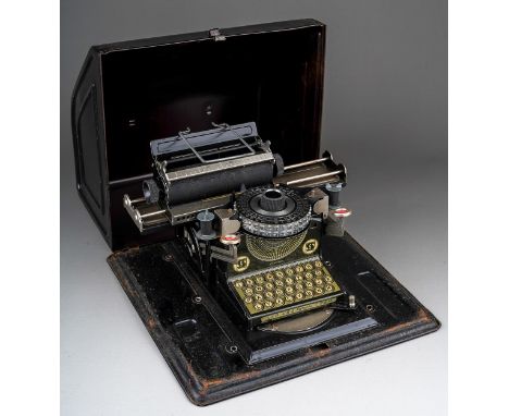 An early 20th Century German Junior Gescha tin plate Children`s Toy Typewriter, DRP USA Patent D.R.G.M with cover (1)