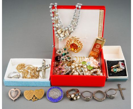 Collection of costume jewellery to include silver rings, sweetheart brooches, yellow metal eternity ring, etc