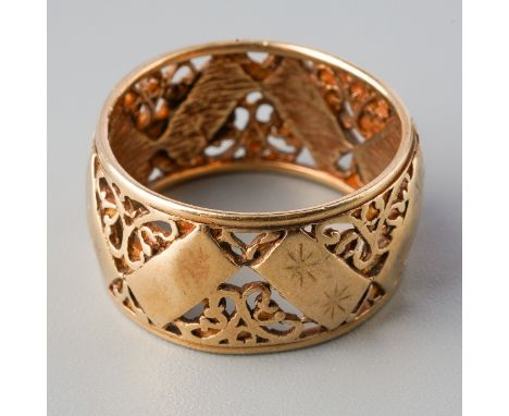 9ct gold ring with reticulated sides. Gross weight 5.1g. UK size P 1/2