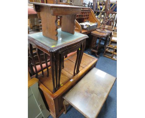 A SELECTION OF FOUR ITEMS COMPRISING A VINTAGE BLANKET CHEST, NEST OF TABLES, A COFFEE TABLE AND A STOOL