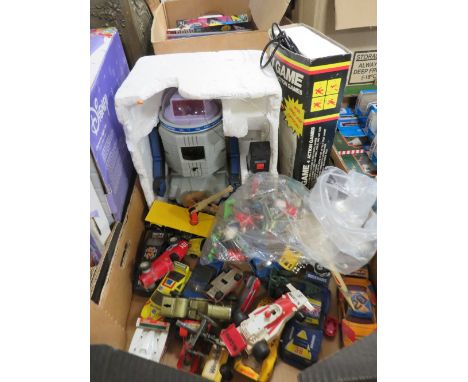 A TRAY OF VINTAGE TOYS ETC TO INCLUDE DIE-CAST CARS AND A REMOTE CONTROL STEVE THE BUTLER TOY 
