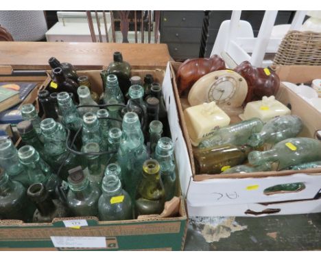 A TRAY OF ANTIQUE AND LATER GLASS BOTTLES TOGETHER WITH COLLECTABLE TIN, ART DECO STYLE MANTLE CLOCK ETC (3)