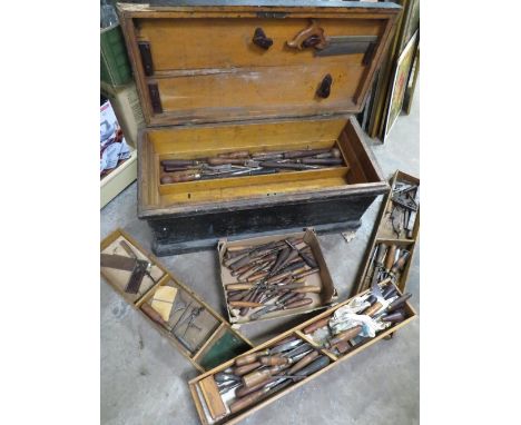 A VINTAGE CARPENTERS WOODEN TRAVEL TOOLBOX AND A TRAY OF CARVING CHISELS