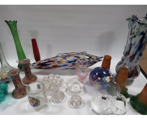 A TRAY OF GLASSWARE TO INCLUDE CAITHNESS AND END OF DAY EXAMPLES 