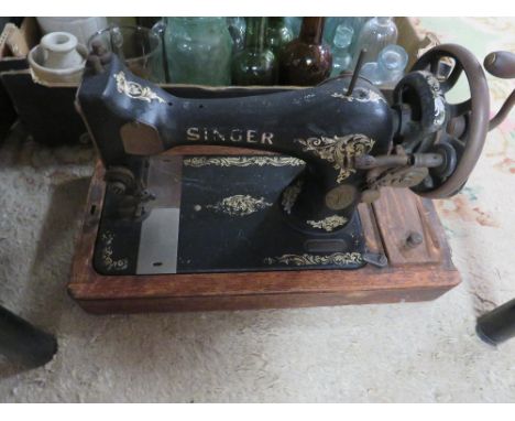 A CASED VINTAGE SINGER SEWING MACHINE NUMBER F3902097 A/F 