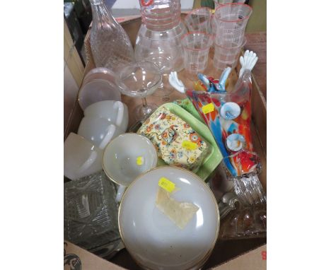 A TRAY OF CERAMICS AND GLASS TO INCLUDE AN UNUSUAL MERINO GLASS CLOWN VASE, VINTAGE LEMONADE SET ETC 
