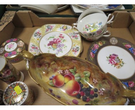 A TRAY OF ASSORTED FLORAL SPODE PLATES, VASES, PLATES ETC 