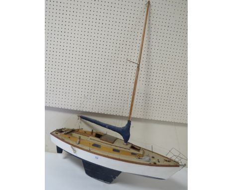 A VINTAGE POND YACHT 