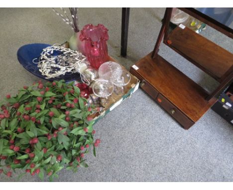 A VINTAGE DRESSING TABLE MIRROR WITH TWIN DRAWERS TOGETHER WITH A TRAY OF GLASSWARE ETC 