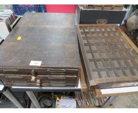 A VINTAGE SIX DRAW CHEST OF ASSORTED PRINTING BLOCKS IN DIFFERENT TYPE FACING AND THREE ASSORTED TRAYS 