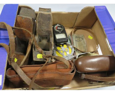 A SMALL TRAY OF COLLECTABLE'S TO INCLUDE AN AA BADGE AND A TARON CAMERA