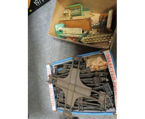 A VINTAGE HORNBY TIN PLATE RAILWAY STATION TOGETHER WITH A SMALL TRAY OF VARIOUS HORNBY TRACK