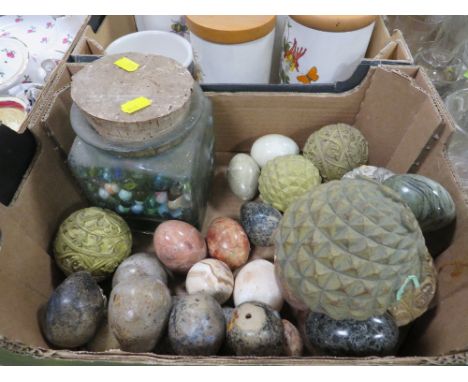 A TRAY CONTAINING A JAR OF VINTAGE MARBLES, POLISHED HARD STONE EGGS ETC 