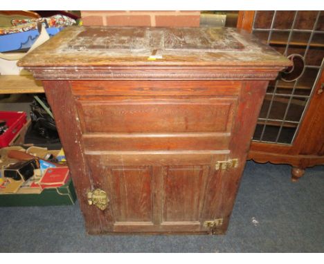 AN UNUSUAL VINTAGE OAK PANELLED CUPBOARD 94 X 81 CM