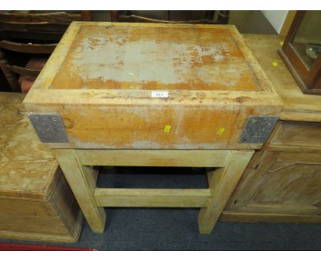 A VINTAGE SMALL BUTCHERS BLOCK ON STAND H-84 W-61 D-47 CM