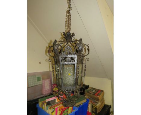A VINTAGE HANGING WROUGHT IRON LANTERN APPROX H-64 CM