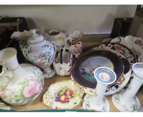 A TRAY OF ASSORTED CERAMICS TO INCLUDE MANDALAY, AYNSLEY, SPODE ETC 