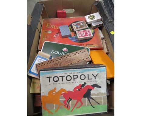 A TRAY OF VINTAGE GAMES AND ACCESSORIES TO INCLUDE ESCALADO A/F 