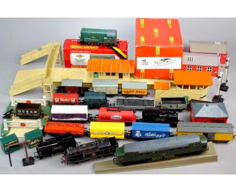 Hornby Dublo 2 Rail: Class 55 Deltic BR green Saxa and ICI Bulk Salt Wagons, 2 x Flat Cars.  3 Rail: BR Black 0-6-2 N2 Tank E