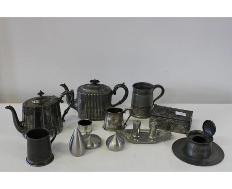 A good box of assorted vintage metalware 