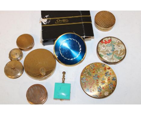 A job lot of vintage compacts etc including Stratton 