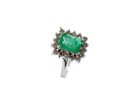Anello in oro 18kt con smeraldo centrale ct. 3 ca. e contorno di diamanti taglio brillante ct. 0,20 ca. colore K