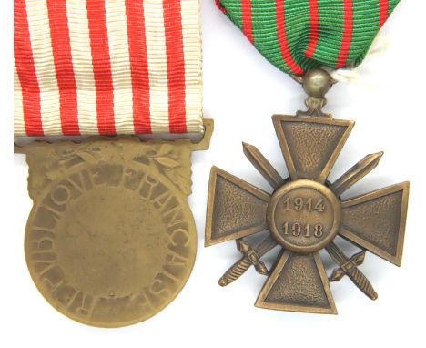 Two French WWI medal, Grand Guerre and star. P&amp;P Group 1 (£14+VAT for the first lot and £1+VAT for subsequent lots) 