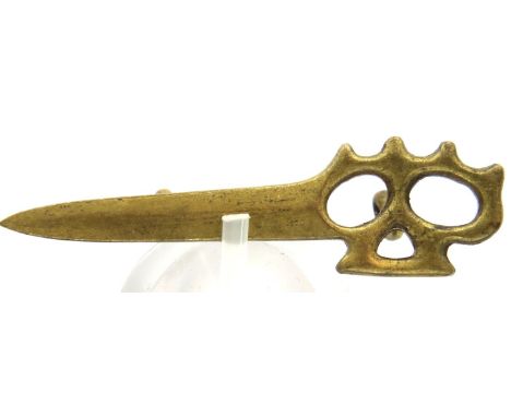 WWII period knuckle duster knife cap badge. P&amp;P Group 1 (£14+VAT for the first lot and £1+VAT for subsequent lots) 
