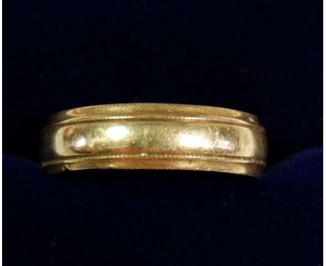 A 9ct gold wedding band, size R, 2.9g 
