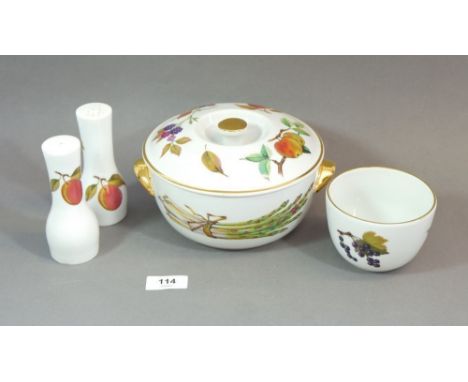 An Evesham dinner service comprising: two tureens, vegetable bowl, six dinner plates, six tea plates, six side plates, six cu
