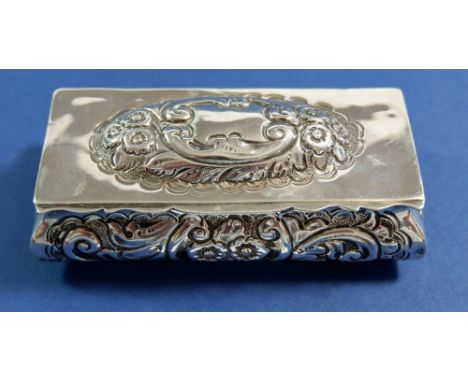 A silver snuff box with hinged lid and embossed decoration, Birmingham 1900, 9.5cm wide 