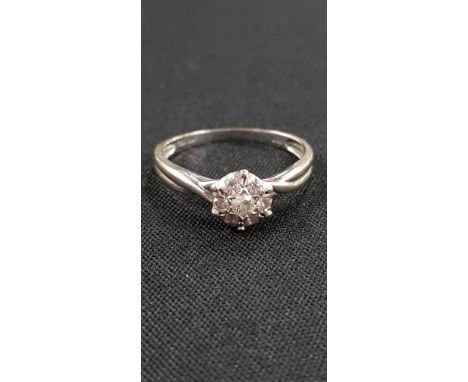 18CT WHITE GOLD AND DIAMOND CLUSTER RING