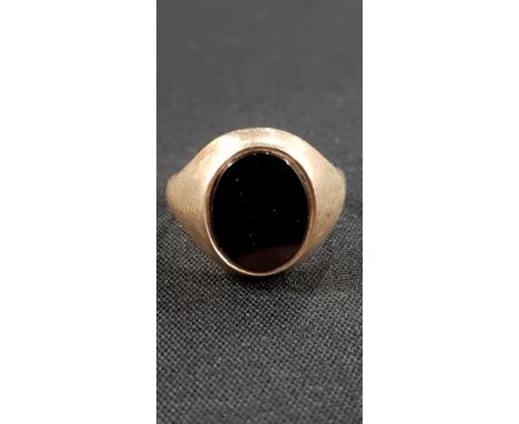 9 CARAT GOLD &amp; ONYX RING CIRCA 3 GRAMS IN TOTAL