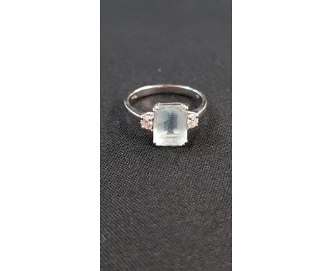 18 CARAT WHITE GOLD DIAMOND &amp; AQUA MARINE RING