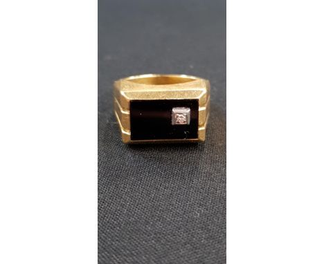 HEAVY 18 CARAT GOLD, ONYX &amp; DIAMOND RING CIRCA 10.8 GRAMS