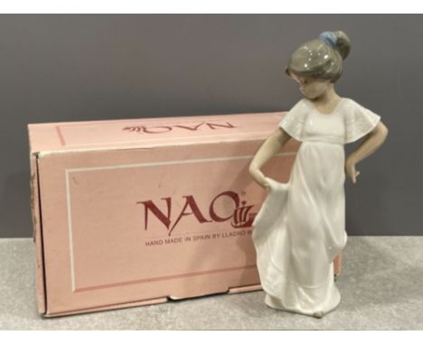 Nao by Lladro 1110. Girl dancing in original box