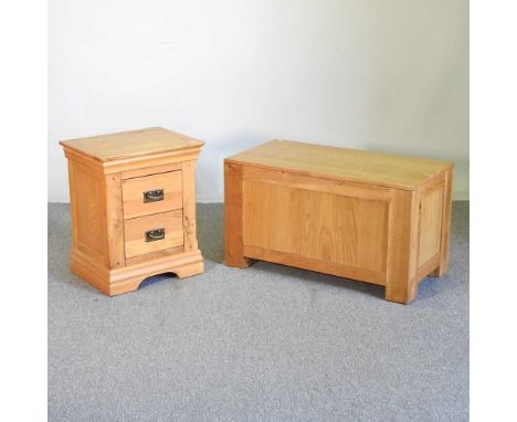A modern light oak blanket box, together with an oak bedside chest (2)90w x 45d x 44h cm
