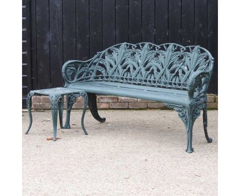A green painted metal garden bench, together with a garden table (2)