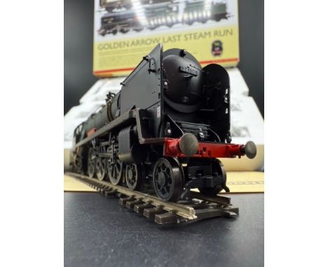 Hornby R3400 Golden Arrow Last Steam Run Train Pack with Rebuilt 'West Country' 4-6-2 34100 "Appledore" in BR green and three