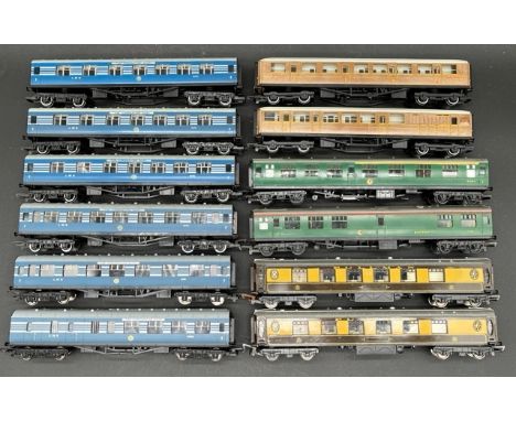 12 OO gauge un-boxed coaches, ten Hornby(1900g)Hornby R4218 Coronation brake 1st class coach 5052 in LMS garter blue (1)Hornb