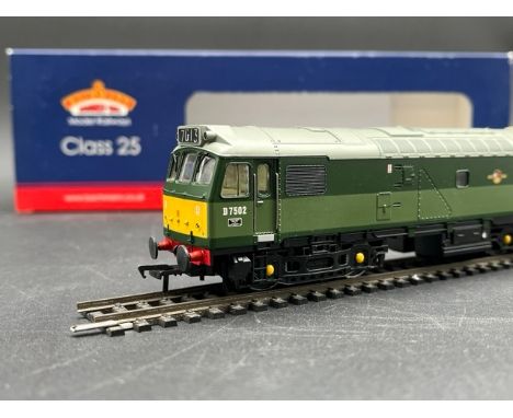 Bachmann Branchline 32-406 Class 25/3 D7502 in BR two tone green - Tested Runner(650g) Condition: Locomotive - GoodBox - Good