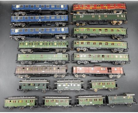 19 HO Fleischmann and Roco Rolling Stock for Germany, needing attention(3000g)Many show corrosion to the wheels/axles (exampl