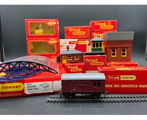 Triang R578 Horse Box Converter Wagon, Trackside Accessories and 11 empty boxes(850g)Triang R.578 Crimson livery 'B547' coupl