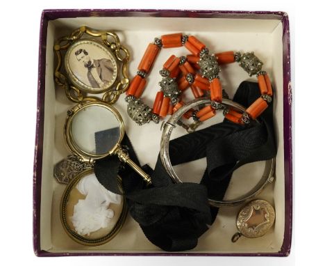 A small collection of mainly antique jewellery including coral beads, pair of lorgnettes, a gold plated oval locket etc. Cond