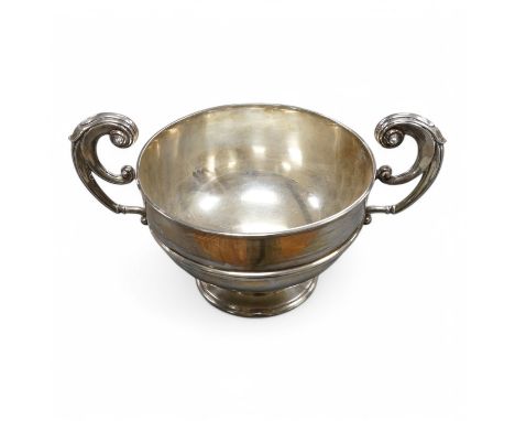 An Edwardian silver two handled pedestal bowl, by Hawksworth, Eyre &amp; Co, London, 1902, diameter excluding the handles, 15