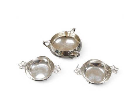 An Edwardian Art Nouveau planished silver tri-handled bowl by Charles Edwards, London, 1905, with stylised handles, diameter 