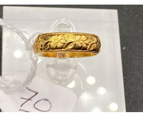 A Vintage Floral Embossed 22Ct Band Ring Size M 4.3G