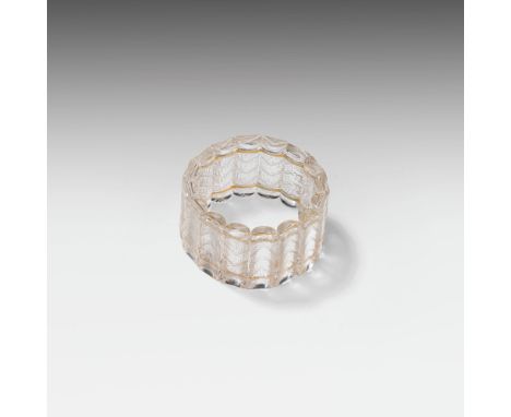 René LaliqueArmband "Fougères"farbloses Glas, gepresst, teilweise mattiert; Armband bestehend aus 16 Glasperlen; seitlich an 